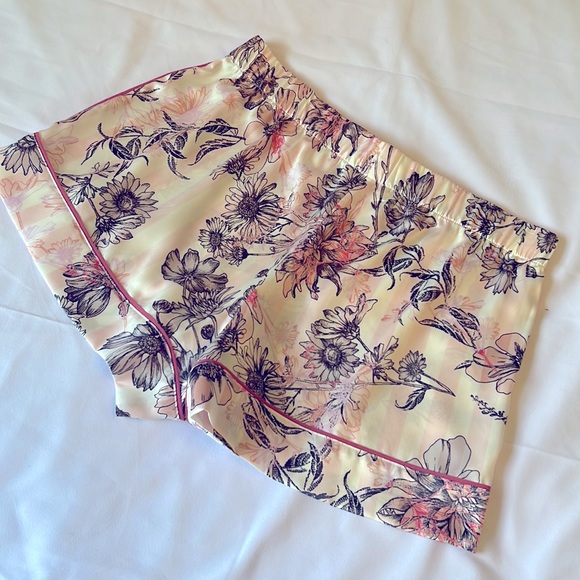 🌸 Victoria Secret Sleep Wear Shorts Set 🌸 - Picture 9 of 10